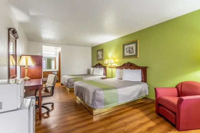 غرفة قياسية بسريرين كوين للمدخنين، Rodeway Inn Santa Rosa, NM 1/3