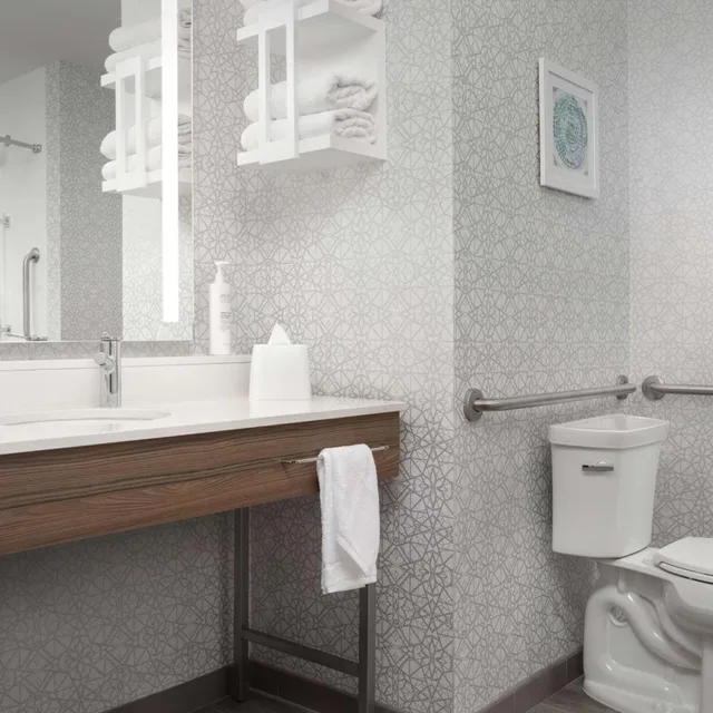 غرفة بسرير كينج بحوض استحمام لذوي الإعاقة، Hampton Inn and Suites Naples South FL 4/6