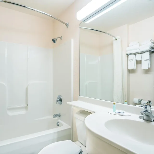 غرفة سوبيريور بسرير كوين لذوي الإعاقة، Microtel Inn & Suites Tomah 3/8