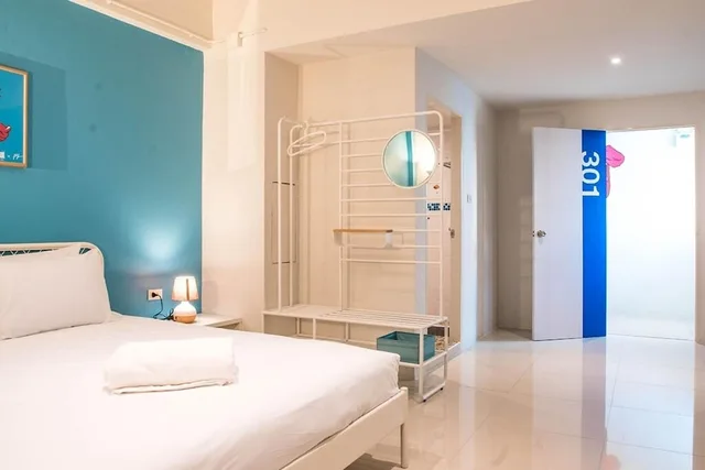 غرفة قياسية بسرير كوين بشرفة، ME U Hostel Pattaya 1/10