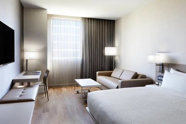 Deluxe, King Bed, AC Hotel by Marriott Miami Aventura 2/3