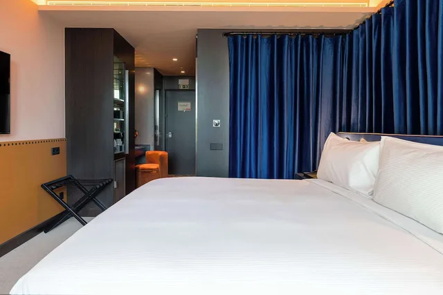غرفة قياسية بسرير كينج، Cenica Porto Hotel, Curio Collection by Hilton 4/8