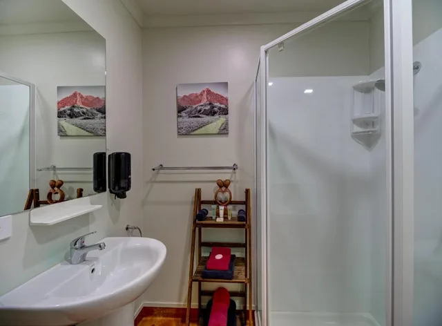 غرفة تنفيذية بسرير كوين بإطلالة على البحيرة مع أريكة، Silver Fern Lodge 3/3