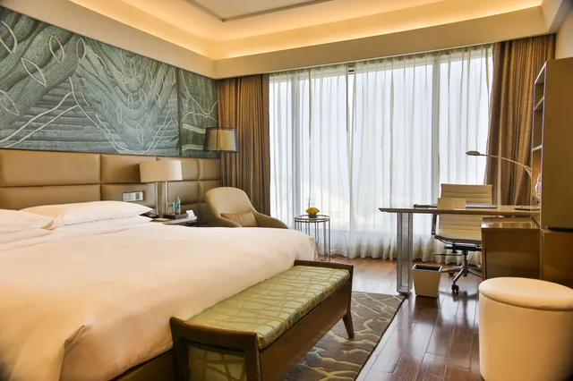 غرفة بريميير ديلوكس تنفيذية بسرير كينج بإطلالة على المتنزه، The Leela Ambience Convention Hotel Delhi 6/10