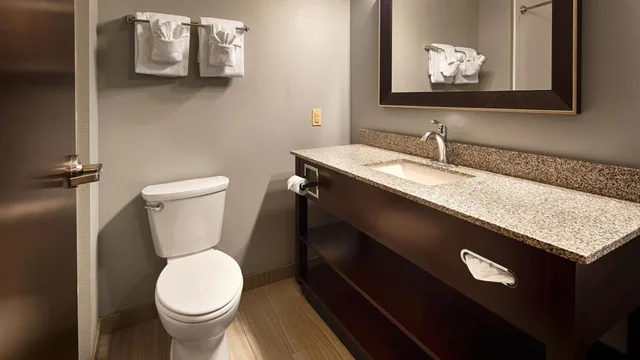 جناح بسرير كينج بمطبخ صغير، Best Western Plus Boardman Inn & Suites 10/10