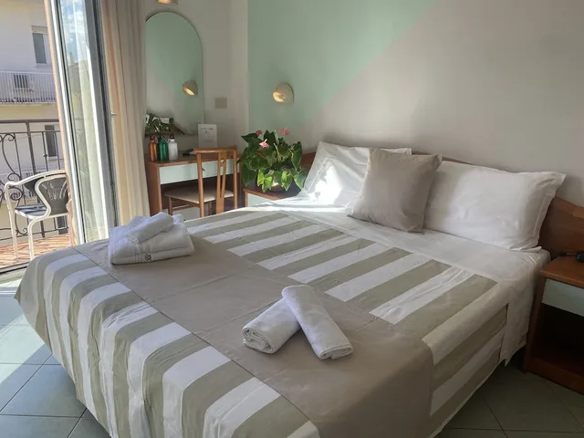 Room, Queen Bed, Hotel Villa Caterina 4/10