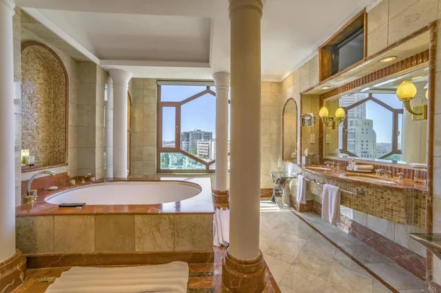 جناح ملكي بسرير كينج بشرفة، Grand Hyatt 2/2