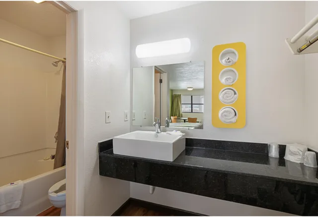 2 Queen Beds - Micfridge، Motel6 Chattanooga, TN 3/3