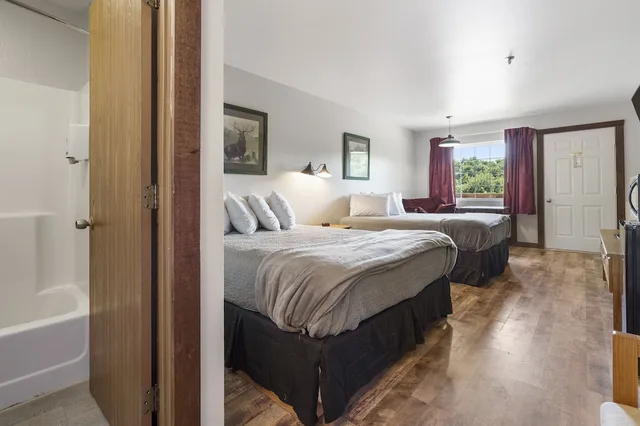 Lodge, 2 Queen Beds، White Wing Lodge 6/10