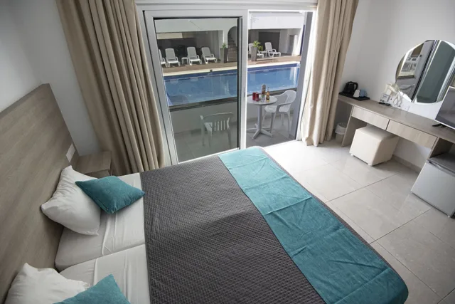 غرفة بسريرين منفصلين بإطلالة على المسبح مع أريكة، Annex Apartments 3/10
