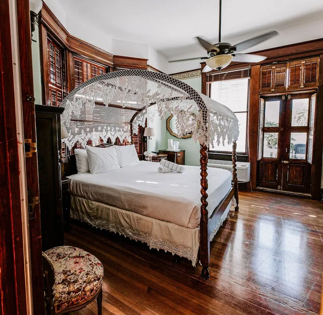 Room, King Bed, Pool Side، Amsterdams Curry Mansion Inn 3/10