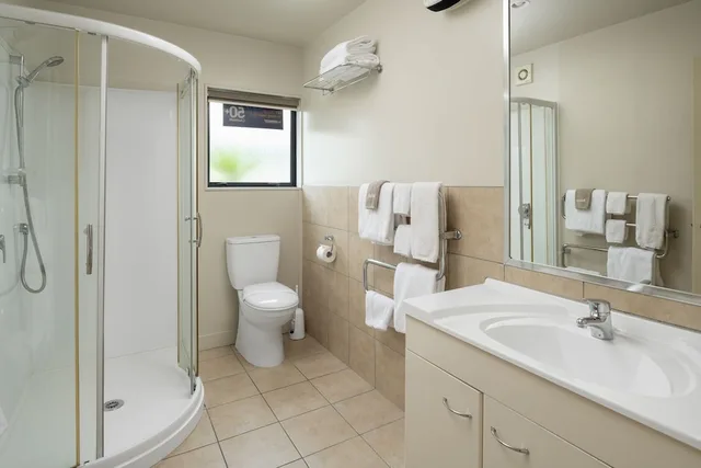 2 Bedrooms, Panoramic, Apartment, 1 Single and 2 Queen Beds, Sea View، Harbour View Motel 7/8