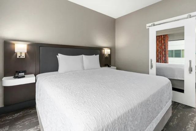 استوديو ديلوكس ركني بسرير كينج، Hampton Inn & Suites Spokane Downtown-South 2/5