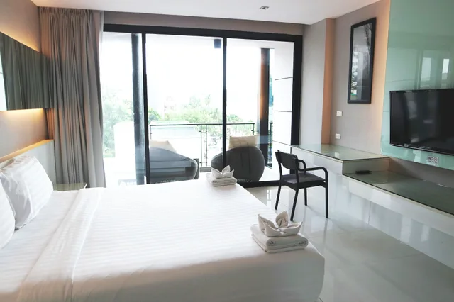 Deluxe, King Bed, Lateral Side Sea View، Serenotel Pattaya Beach Front 4/8