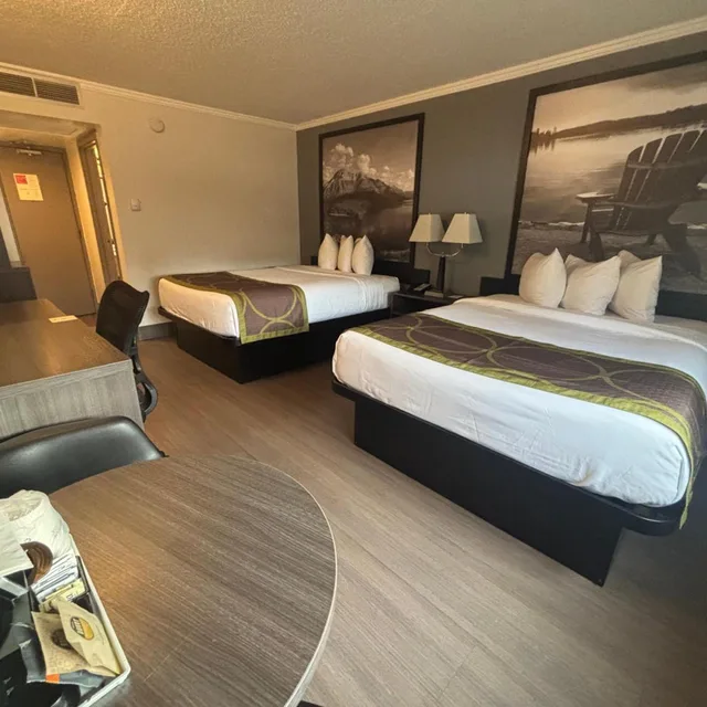 غرفة بسرير كينج وسريرين كوين، Super 8 by Wyndham Macleod Trail Calgary 4/9