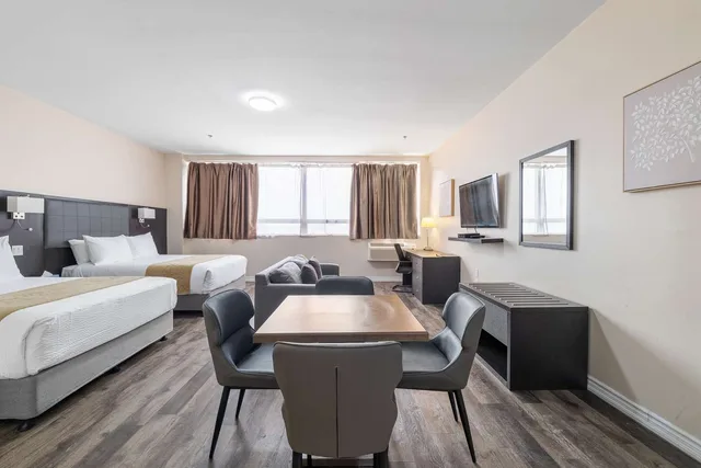 جناح بسريرين كوين مع أريكة بمطبخ، Hotel Montreal Metropolitan, an Ascend Collection Hotel 1/5