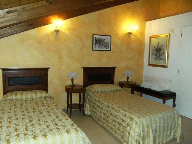 غرفة ثلاثية، Hotel U Bais 1/8