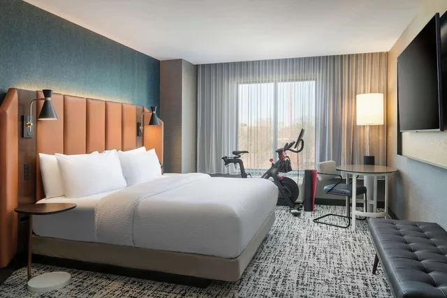 1 Bedroom, King Bed, Peloton، Tempo by Hilton Raleigh Downtown 1/2