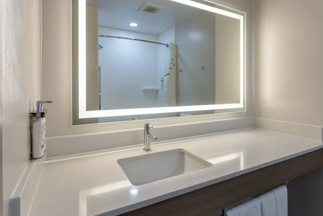 Standard, 2 Queen Beds, Accessible, Holiday Inn Express Hotel & Suites Vineland Millville 5/6
