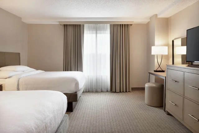 جناح بسرير كينج مع أريكة لذوي الإعاقة، Embassy Suites by Hilton Cleveland Rockside 2/6