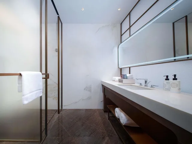 غرفة سوبيريور بسرير كينج بإطلالة على البحيرة، Grand Mercure Hangzhou Qingshan Lake 3/3