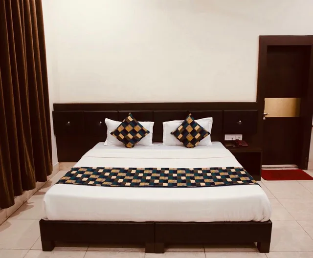 غرفة بريميوم بسرير مزدوج، Oyo 7880 Hotel Navrang 1/2