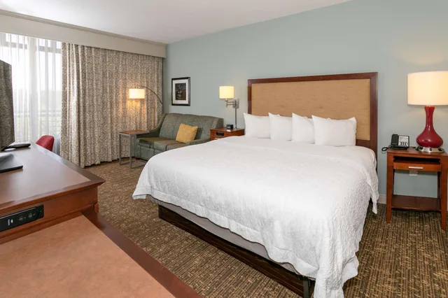 غرفة بسرير كينج مع أريكة، Hampton Inn Suites Nashville Green Hills 1/4