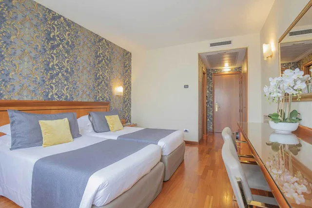 غرفة سوبيريور بسرير مزدوج مع سرير إضافي، Hotel Palace Verona 1/5