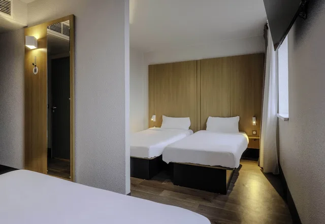 غرفة رباعية بسرير مزدوج وسريرين منفصلين، B&B HOTEL Arras 4/4