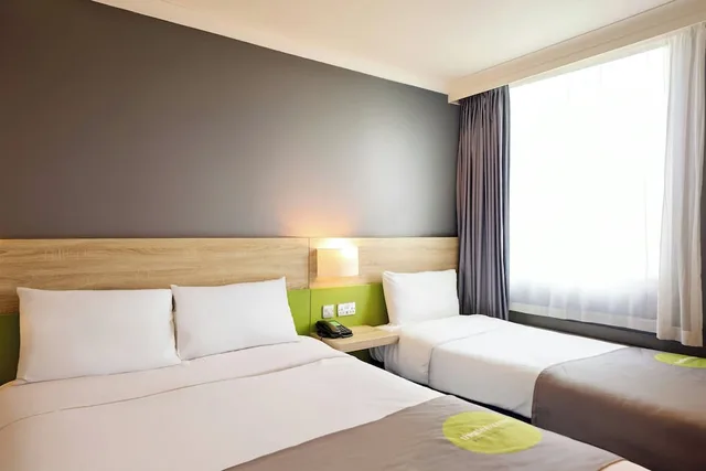 غرفة عائلية بسرير مزدوج وسرير فردي، Thistle Express London Luton 1/10