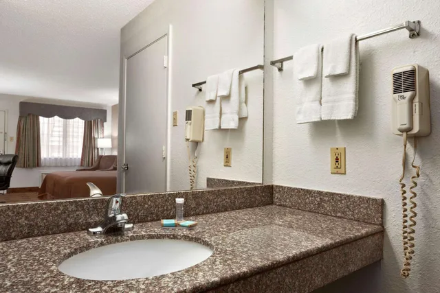 غرفة بسرير كينج للمدخنين، Travelodge By Wyndham Killeen/Fort Hood 2/2