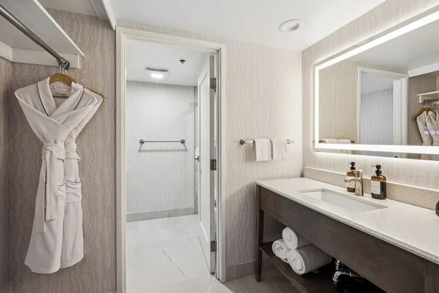 غرفة ديلوكس بسرير كينج بإطلالة جزئية على البحر، 456 Embarcadero Inn Suites 3/6