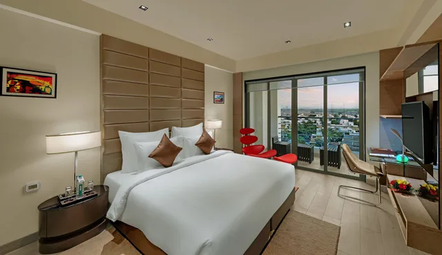 Executive, Suite, King Bed, Garden or City View, Living Area, Balcony، Wyndham Ahmedabad 2/4