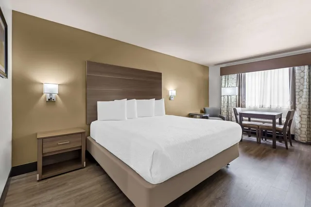 غرفة بسرير كينج بحوض استحمام لذوي الإعاقة، Best Western Plus Caldwell Inn & Suites 7/9