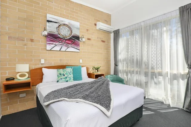 جناح عائلي بسرير كوين وسريرين منفصلين، Caboolture Riverlakes Motel 1/5
