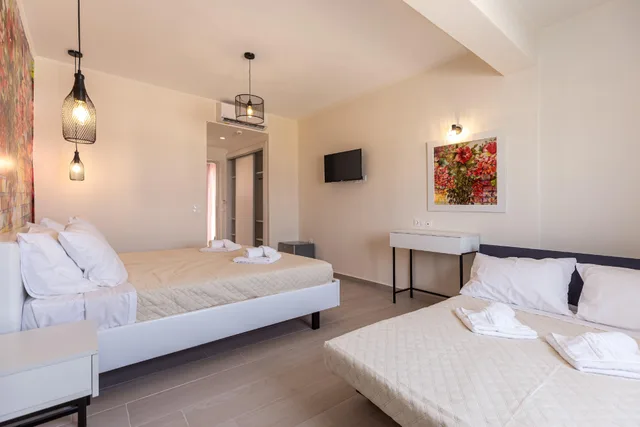 غرفة رباعية بإطلالة على البحر بشرفة، Aqua Luxury Suites 1/1