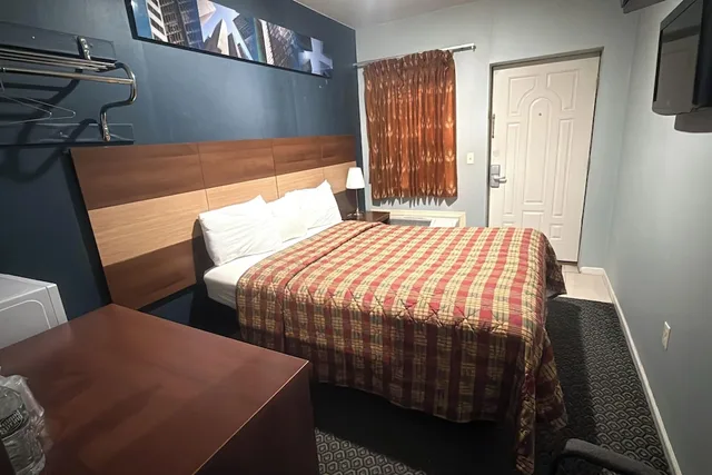 غرفة بسرير كوين للمدخنين، At 9 Motel Near Freehold I-195 4/10