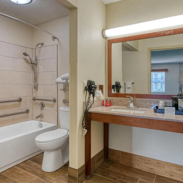 غرفة بسريرين مزدوجين لذوي الإعاقة، Surestay Hotel By Best Western Bowling Green North 5/6