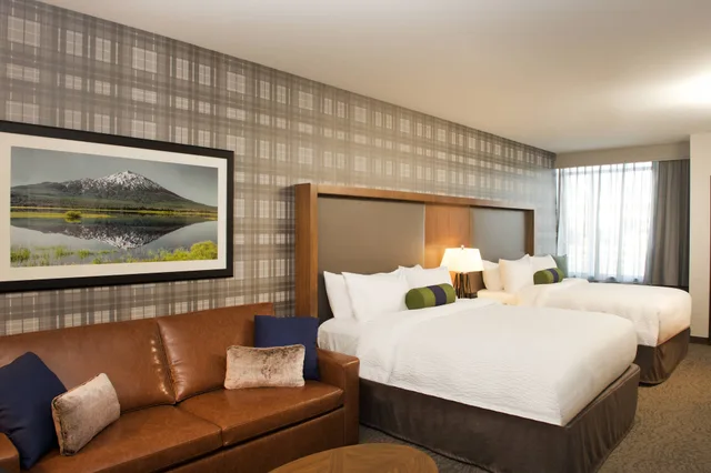 جناح بسريرين كوين مع أريكة لذوي الإعاقة، Springhill Suites Bend 1/5