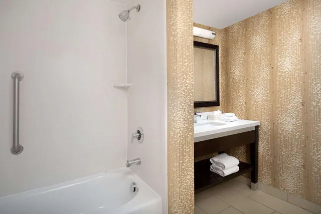 غرفة بسرير كينج وسريرين كوين، Hampton Inn Suites Alpharetta Ga 2/2
