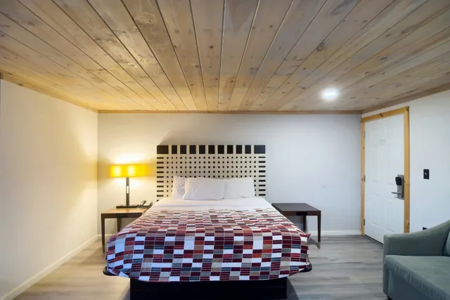 King Bed with River Front، Tennessee Mountain Lodge Riverside by OYO 4/10