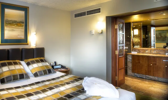 Suite, King Bed, Courtyard Area، Country Club Tasmania 3/4