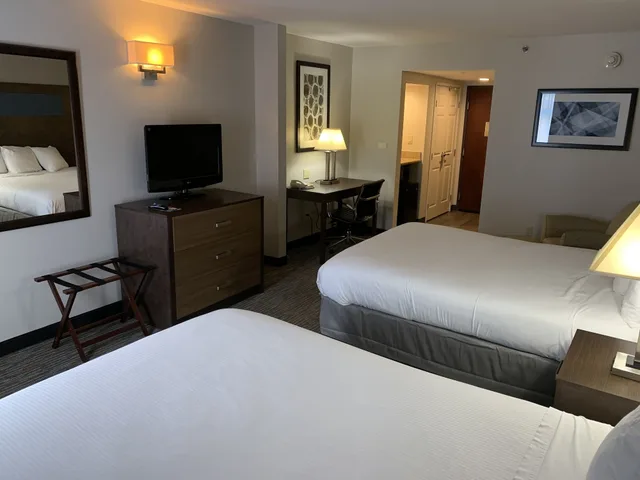 غرفة بزنس بسريرين كوين لذوي الإعاقة، Wingate by Wyndham Southport 2/6