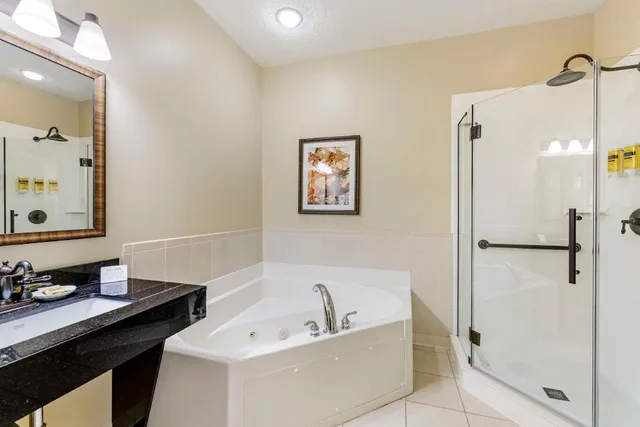 غرفة بسرير كينج مع أريكة بحوض جاكوزي بمطبخ صغير، Best Western Plus Dutch Haus Inn And Suites 3/4