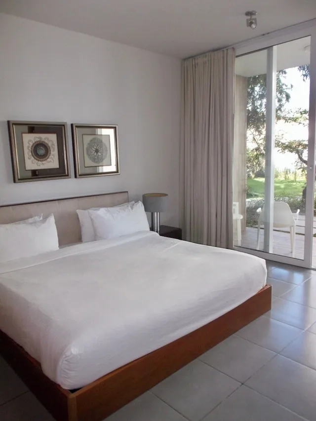 شقة بسرير كينج بغرفة نوم واحدة بإطلالة جزئية على البحر، Ultravioleta Boutique Residences 1/3