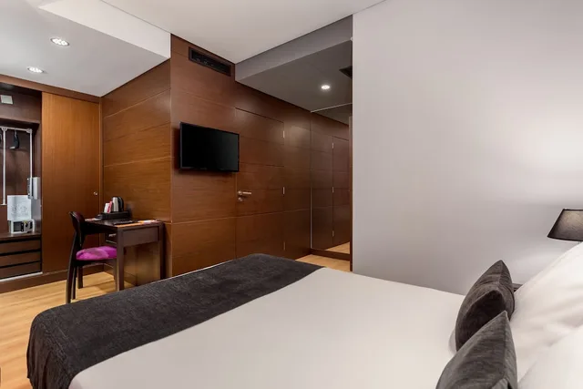 Deluxe, Queen Bed, Hotel Luena 2/4