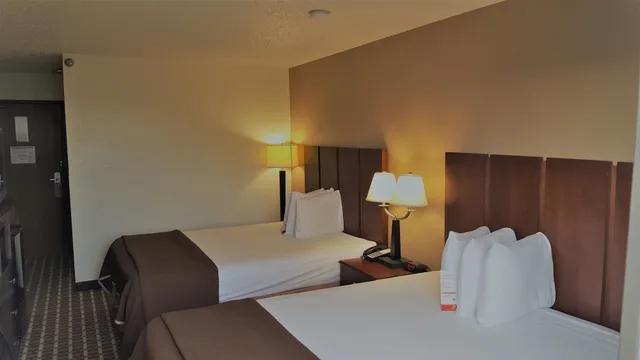 غرفة قياسية بسريرين كوين، Super 8 by Wyndham Harlingen TX 1/3