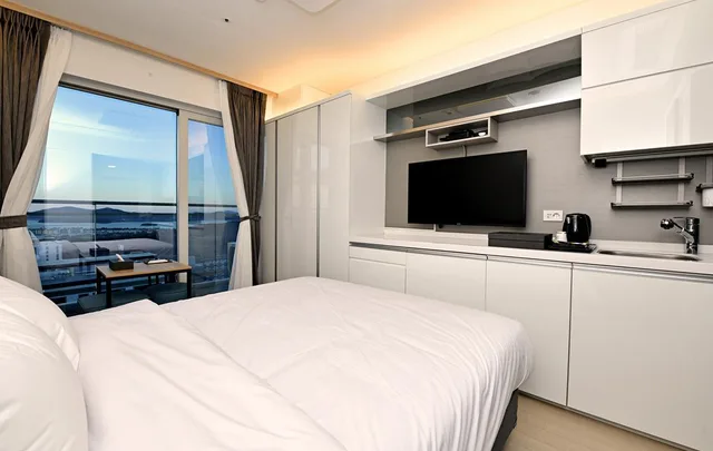 غرفة ديلوكس بسرير كينج بإطلالة على المرفأ، Sky Top Hotel 1/1