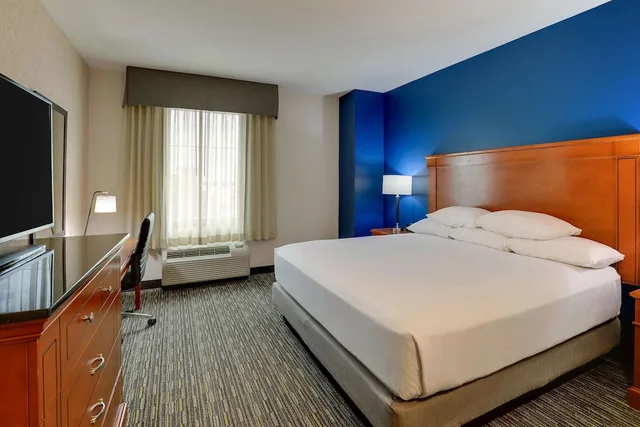 جناح بسرير كينج بغرفتين مع أريكة في طابق مرتفع، Drury Inn and Suites St Louis Arnold 1/2