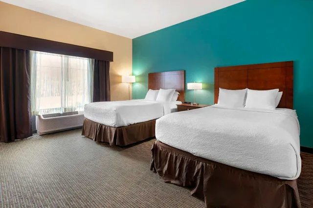 جناح بسريرين كوين مع أريكة بمنطقة جلوس بمطبخ صغير، Best Western Plus French Lick 1/3